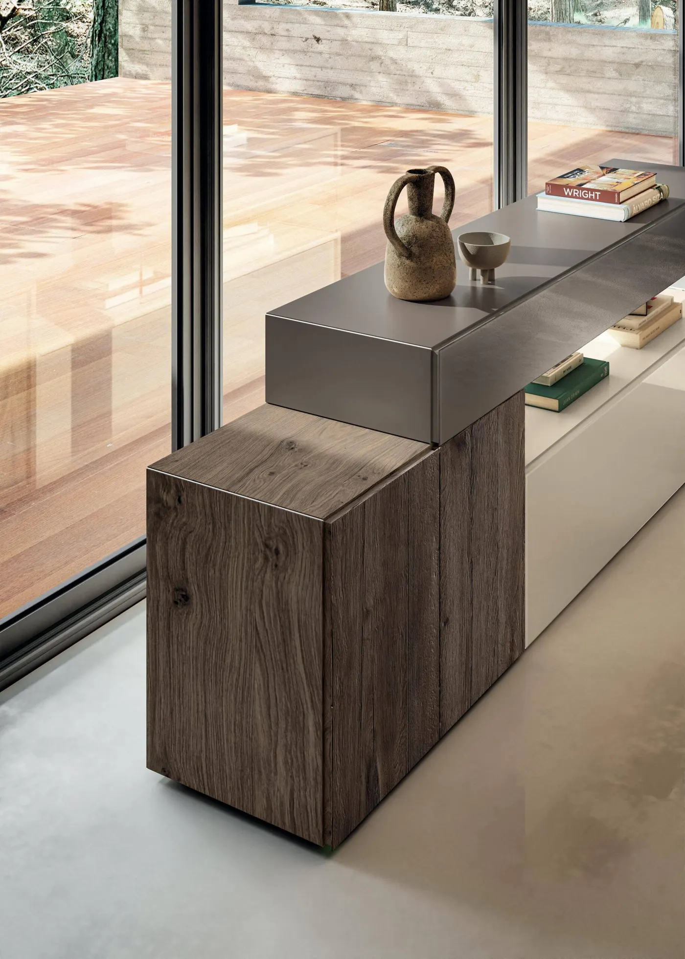 Madia in legno e laccato beige con elementi in vetro