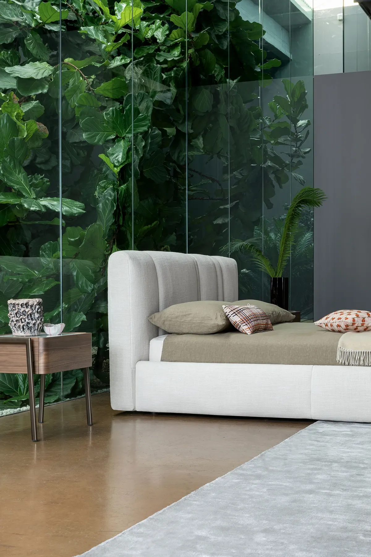 Letto contenitore moderno con fienstra sul retro affacciata su folta vegetazione