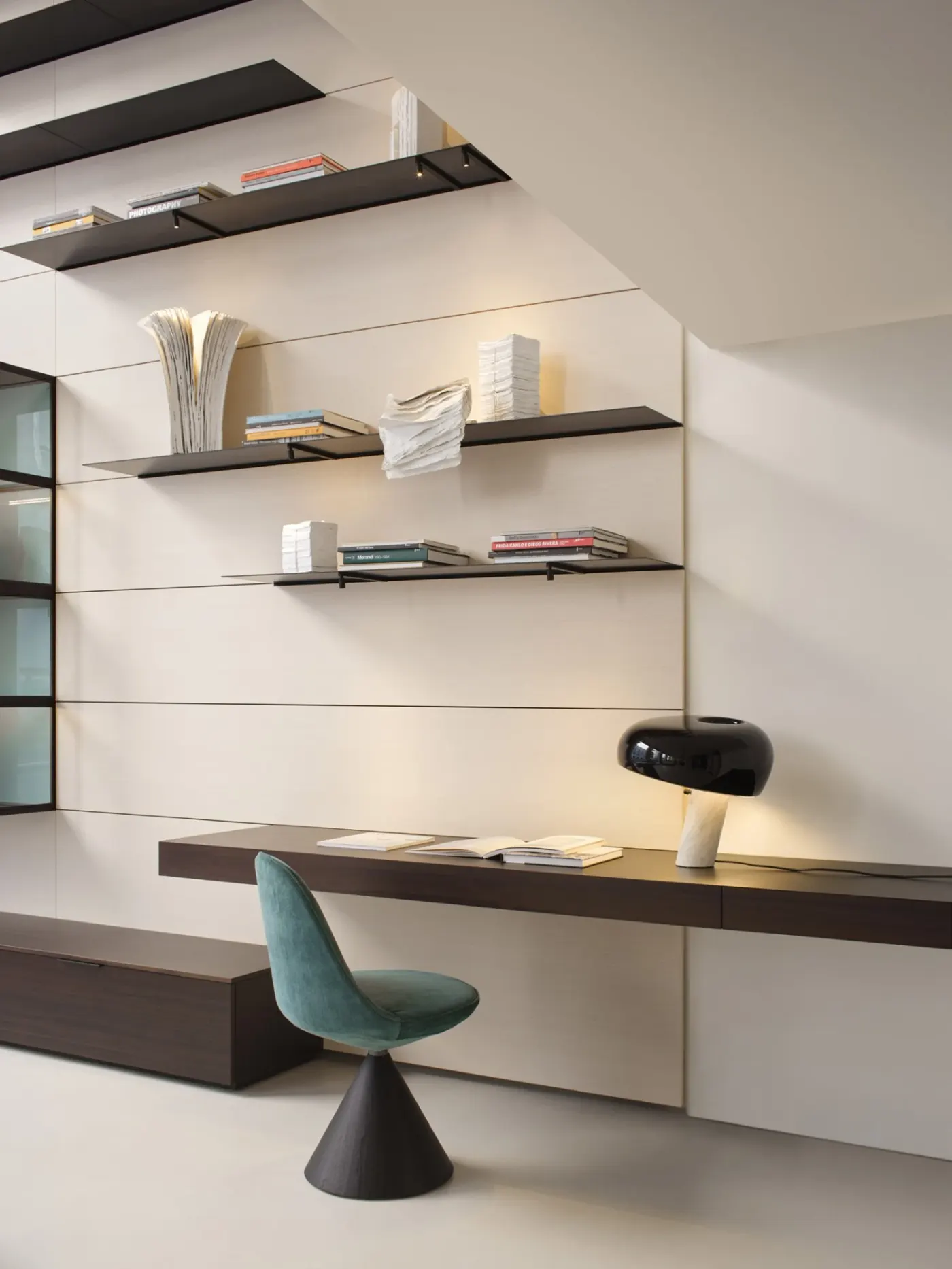pareta attrazzata con boiserie beige e sedia in primo piano