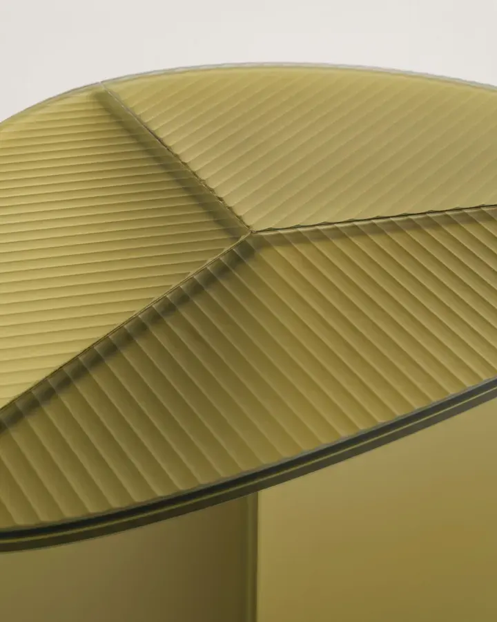 Focus su tavolo in vetro giallo moderno su fondo bianco