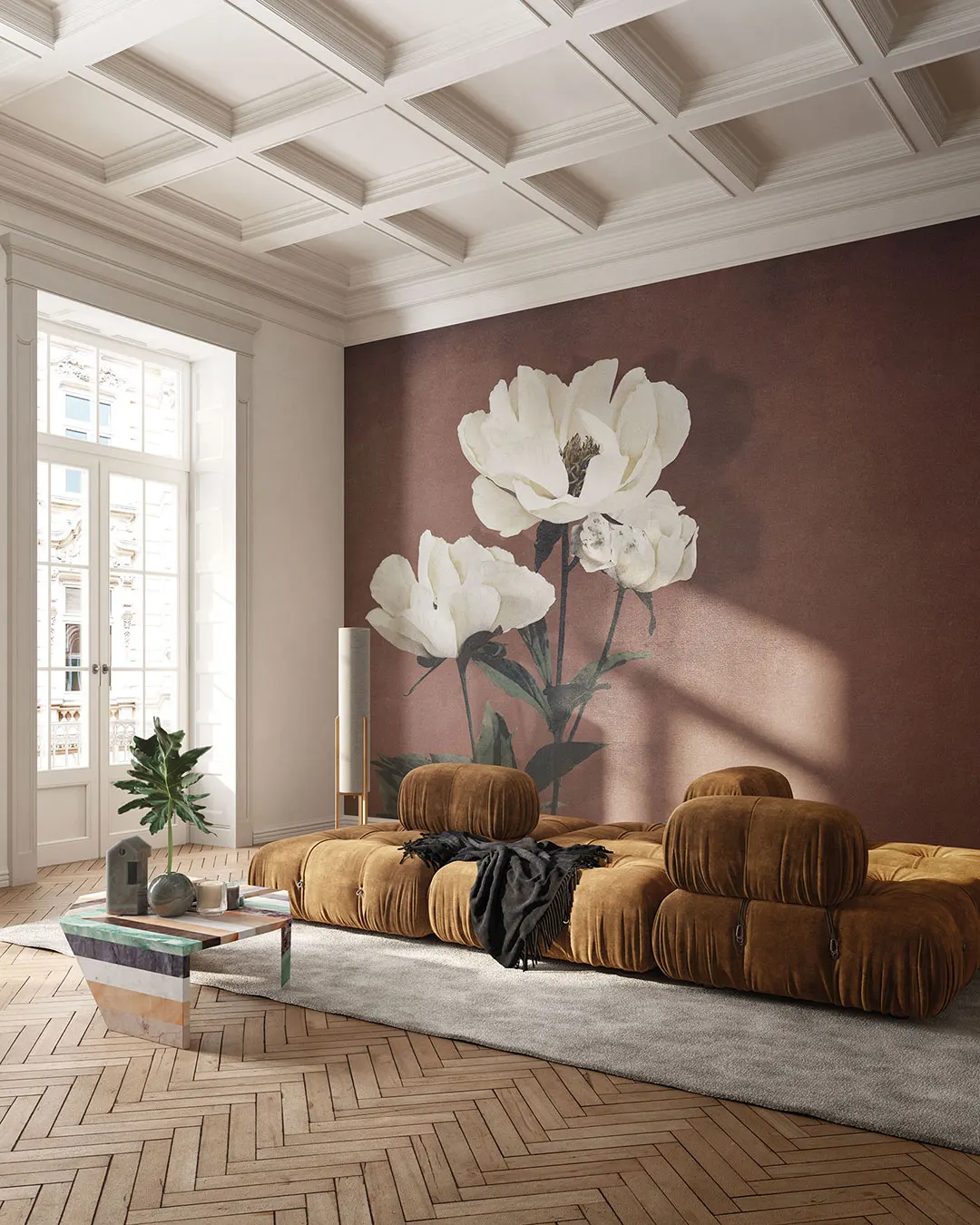 Moderno living con divano modulare e parete di fondo con carta da prati a tema floreale e colore bodeaux