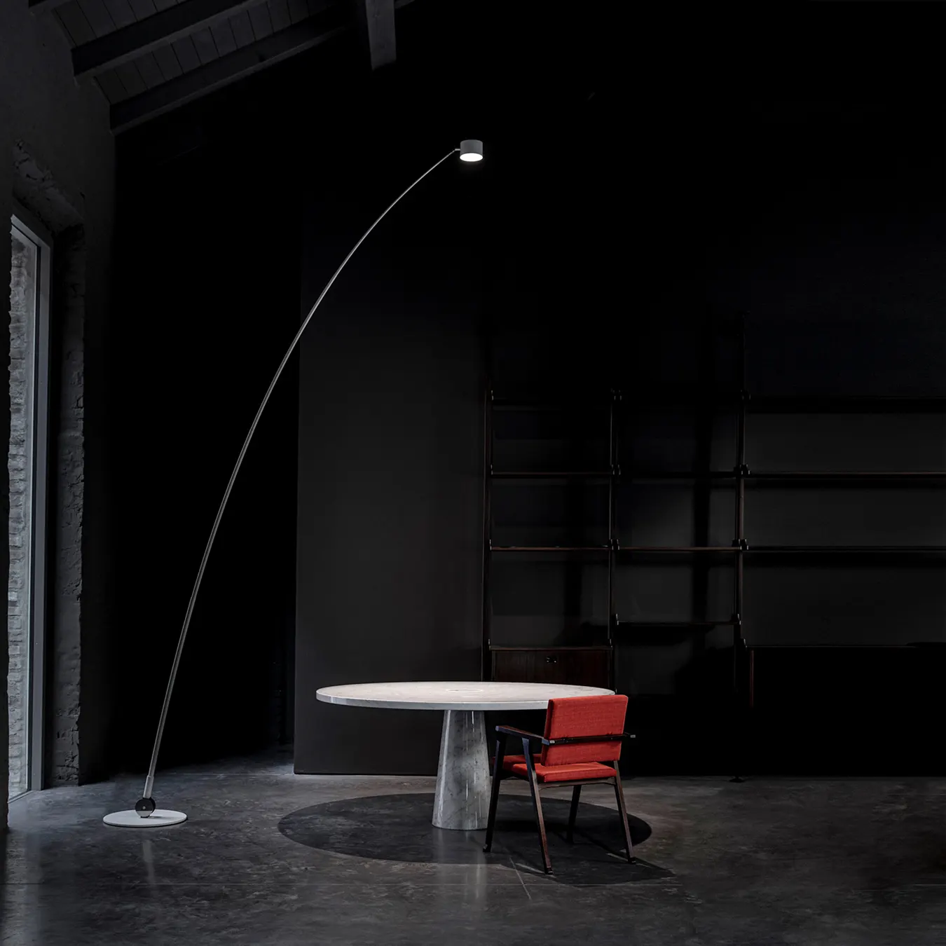Luce Sampe di Davide Gropp, stel sottile e mnimale, ambiente living dai toni scuri